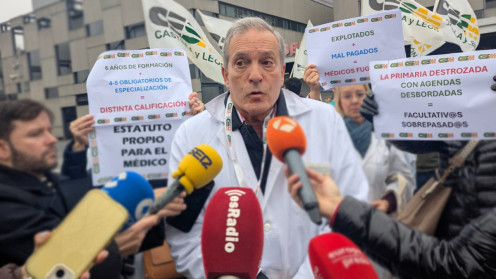 Concentración de médicos frente a un centro sanitario de Valladolid sosteniendo pancartas contra el nuevo estatuto y en defensa de sus derechos laborales. Foto: esRadio Castilla y León / Autor: esRadio CyL.