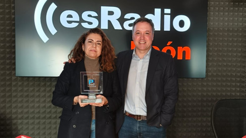 Cristina Díez con el premio en sus manos, junto a Arturo Martínez durante la entrevista