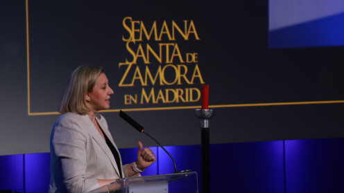 La vicepresidenta Isabel Blanco durante el pregón de la Semana Santa de Zamora en la Casa de Zamora en Madrid junto a autoridades.