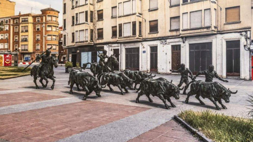 Un conjunto escultórico de siete toros, tres corredores y dos caballistas coronará el Paseo del Espolón. 