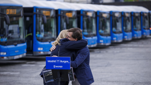 Los alcaldes de Madrid y Burgos, José Luis Martínez-Almeida y Cristina Ayala, durante la cesión de los autobuses urbanos cedidos por el Ayuntamiento de Madrid durante el acto de entrega oficial a los representantes de Burgos.