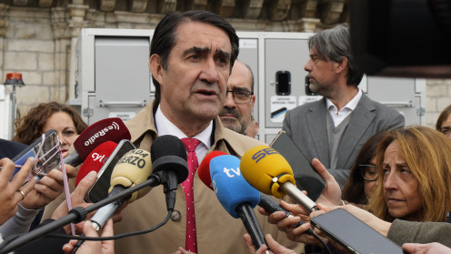 El consejero de Medio Ambiente, Vivienda y Ordenación del Territorio, Juan Carlos Suárez-Quiñones, asiste a la entrega de puntos limpios móviles a los ayuntamientos de Ponferrada y Bembibre. César Sánchez