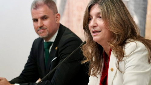 Nuria González, explicando cómo se desarrollará el GRado de Medicina