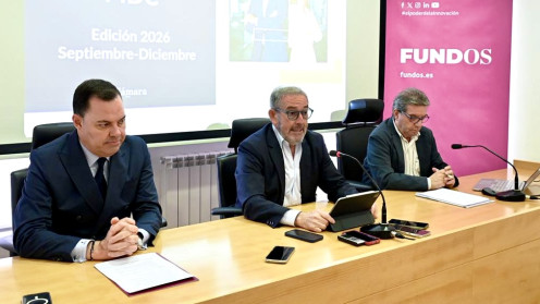 El director general de Fundos, José María Viejo, el presidente de la Cámara de Comercio de León, Javier Vega, y el director del Programa Integral de Dirección Comercial, Doroteo González Pastor, presentan un acuerdo de colaboración /ICAL