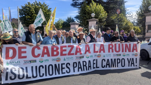 Cientos de agricultores se concentran con pancartas y banderas ante la sede de la Junta de Castilla y León para exigir ayudas directas al sector del cereal | esRadio CyL