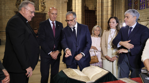 El vicepresidente primero y consejero de Desregulación, Familia y Ayudas Sociales, Carlos Pollán, asiste a la entrega del Tumbo Legionense del archivo de la Catedral de León