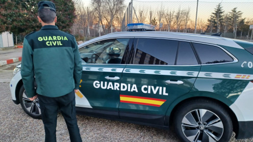 Imagen cedida por la Guardia Civil de Valladolid con una patrulla en Viana de Cega, próxima a la zona del suceso.
