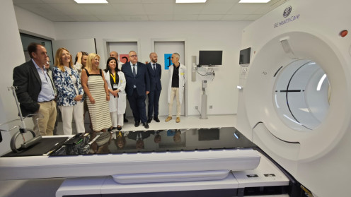 El acto ha contado además con la presencia de la delegada territorial de la Junta en Soria, Yolanda de Gregorio, el equipo directivo de la Gerencia de Asistencia Sanitaria, la jefa de Servicio de Oncología Radioterápica del Hospital Universitario de Burgos, Eva Corrales, el jefe del Servicio de Radiofísica del mismo centro, Javier Sánchez Jiménez, así como asociaciones de pacientes.