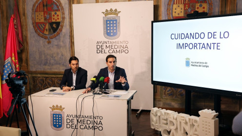 ICAL. El alcalde de Medina del Campo, Guzmán Gómez (derecha), presenta los presupuestos municipales para 2026.