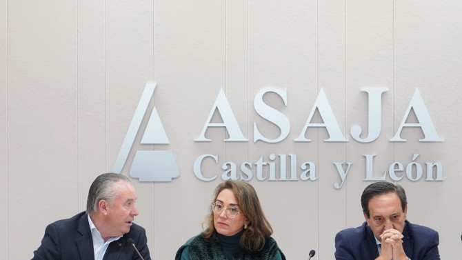 La consejera de Agricultura, Ganadería y Desarrollo Rural, María González Corral, inaugura la nueva sede de Asaja junto al  presidente nacional de la organización, Pedro Barato y el presidente regional Donaciano Dujo. Imagen: ICAL