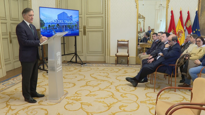 El Alcalde, Carlos García Carbayo, durante la presentación del proyecto