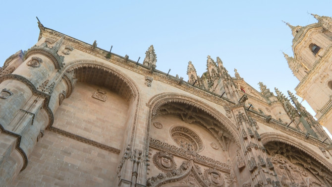 Una gárgola de la Catedral de Salamanca se desprende y cae a la calle en plena noche
