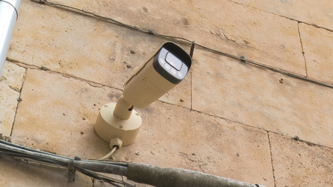 Una de las nuevas cámaras de video vigilancia en la Plaza Mayor