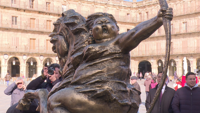 La escultura del artista chino Xu Hongfei, ubicada en la Plaza Mayor