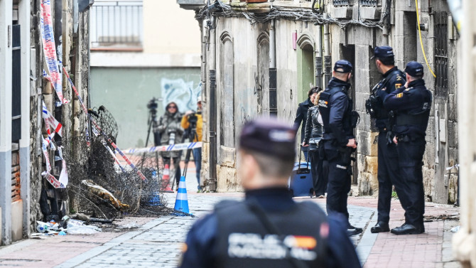 Vista exterior del edificio afectado por el fuego en Miranda de Ebro con presencia de vehículos policiales y cordón de seguridad. Ricardo Ordóñez | ICAL