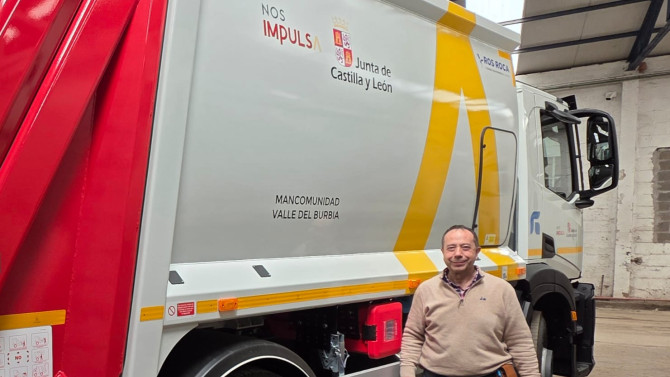 SAntiago CAstelao, Junto a uno de lso caminones de basura adquiridos para la MAncomunidad