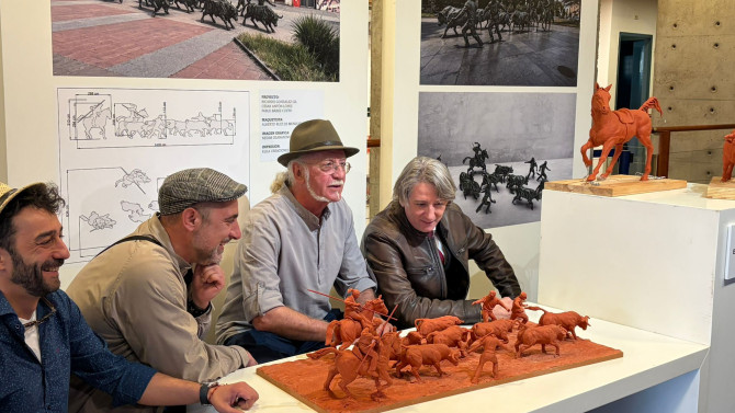 El alcalde de Soria, Carlos Martínez, junto a los escultores encargados del proyecto.
