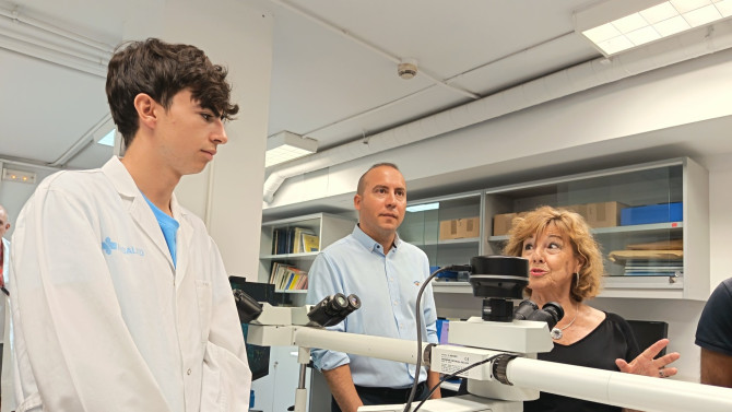 El Concejal de Educación, Luis Sánchez Arévalo visitando a uno de los becados durante el pasado verano