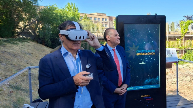 El Alcalde, Carlos García Carbayo, probando las gafas 3D en el Parque Arqueológico del Botánico