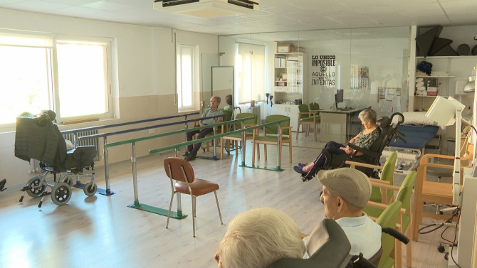 Varios de los residentes realizan una actividad en una de las nuevas salas