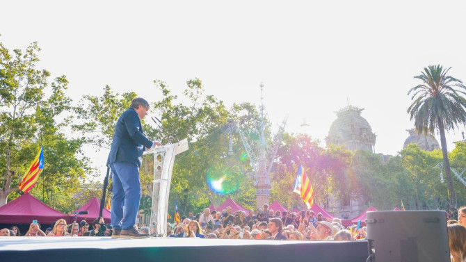 JuntsXCat | Carles Puigdemont durante su mitin en Barcelona, rodeado de simpatizantes y sin presencia policial.