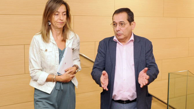 ICAL. Ángel Aranzana, presidente de FECYLJAR, con la directora general de Familia, Esperanza Vázquez.