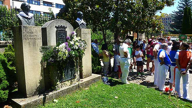 Monumento a Don Paco y Don Jesús, autores de las canciones sanjuaneras. 