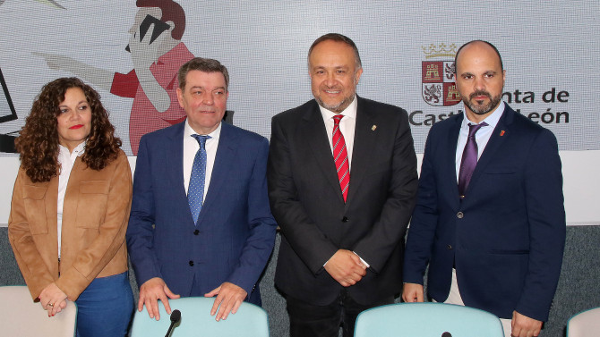 El consejero de la Presidencia, Luis Miguel González Gago, y el presidente de la Diputación de León, Gerardo Álvarez Courel, presentan el convenio del plan de expansión rural del teléfono de información 012