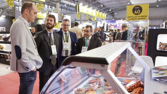 ICAL Kike Rincón - El vicepresidente de la Junta de Castilla y León, Juan García-Gallardo, junto al consejero de Agricultura, Gerardo Dueñas, visita la Feria Alimentaria donde presenta el nuevo Plan Estratégico de la marca Tierra de Sabor