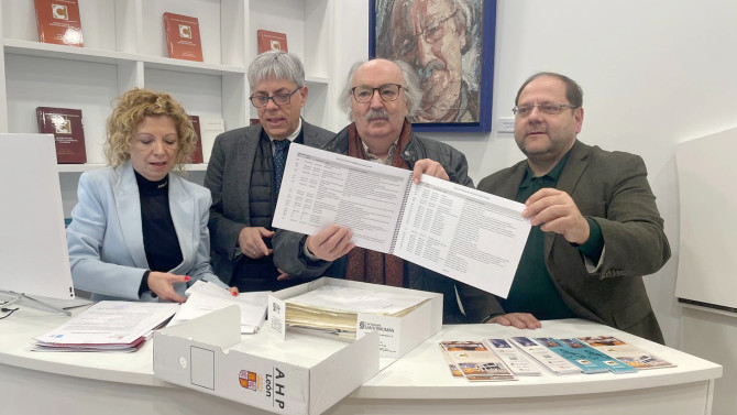 La Junta entrega 1.060 documentos tratados y digitalizados de Antonio Colinas a la Casa de la Poesía de La Bañeza / ICAL