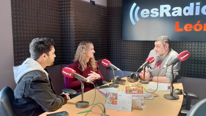 Cristian Sánchez y Marta Carbajo durante la entrevista en el programa Manos Arriba de EsRadio León