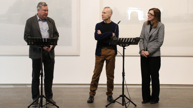 La directora general de Políticas Culturales, Inmaculada Martínez, con el director del Musac de León, Álvaro Rodríguez Fominaya, y el comisario de la muestra, Mariano Mayer