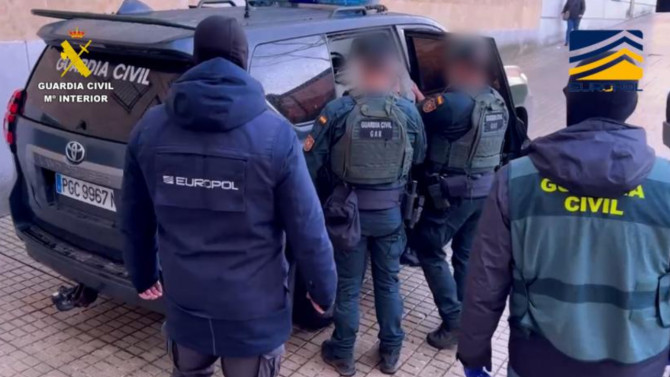 Imagen cedida por la Guardia Civil en el momento de la detención de los investigados.