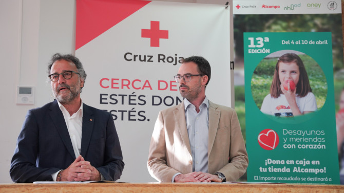 El Coordinador de Cruz Roja en Salamanca, Javier Vicente, junto a Óscar Monclús, Director General de Alcampo en Castilla y León.