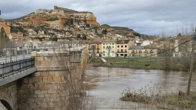 Imagen del puente medieval sobre el río Duero a su paso por San Esteban de Gormaz.