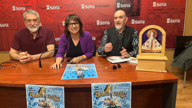 La concejala de Cultura, Gloria Gonzalo, y los integrantes de la Hermandad del Santero, Ángel Lorenzo Celorrio y César Millán.