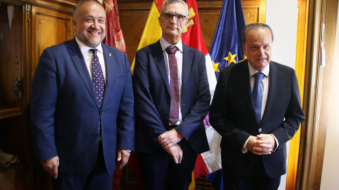 El presidente del Consejo de Cuentas de Castilla y León, Mario Amilivia González, acompañado de Luis Gracia Romero, titular de la Autoridad Independiente en materia de corrupción de Castilla y León (AICCYL), y el presidente de la Diputación Provincial de León, Gerardo Álvarez Courel