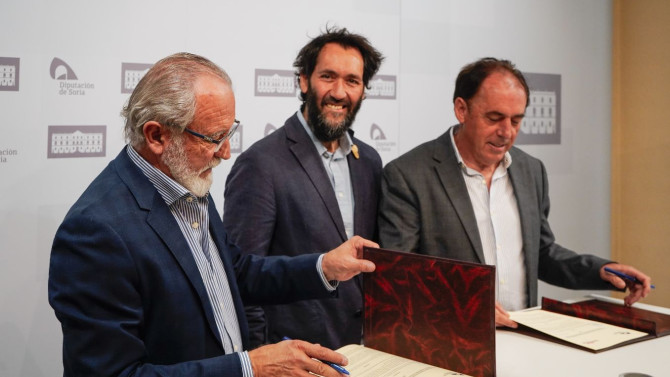 El vicepresidente de Cesefor, José Antonio de Miguel, el director de la entidad, Pablo Sabín, y el presidente de la Diputación de Soria, Benito Serrano, en la firma del convenio.