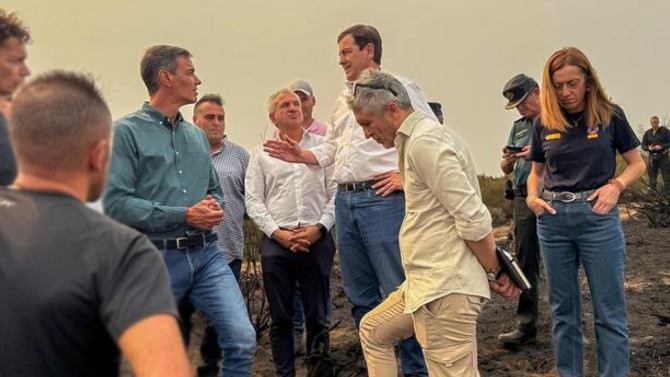 JCyL / ICAL . El presidente del Gobierno, Pedro Sánchez, visita las zonas afectadas por los incendios en Villablino (León). Le acompañan, el presidente de la Junta, Alfonso Fernández Mañueco; el ministro del Interior, Fernando Grande-Marlaska; y el delegado del Gobierno en Castilla y León, Nicanor Sen; entre otros