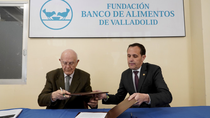 Miriam Chacón - El presidente de la Diputación de Valladolid, Conrado Íscar, y el presidente de la Fundación Banco de Alimentos, Jesús Mediavilla, firman el convenio de colaboración entre ambas instituciones.