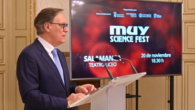 El Alcalde, Carlos García Carbayo durante la presentación