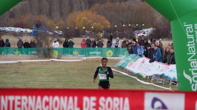 La ganadora, Likina Amebaw, entrando en línea de meta. 