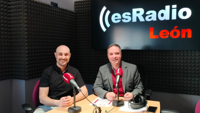 El Dr. Miguel G. Sanz (Izad.) durante la entrevista con Arturo Martínez