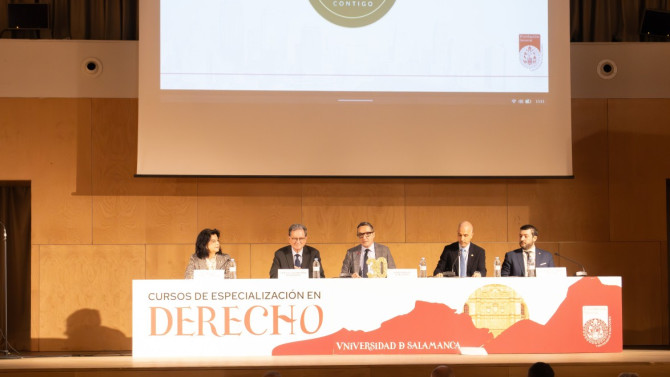  Vista general del escenario del auditorio de la Hospedería de Fonseca durante la ceremonia de inauguración.