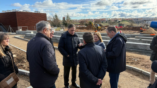Visita de las autoridades a las obras de la nueva plaza en el barrio de Vistahermosa