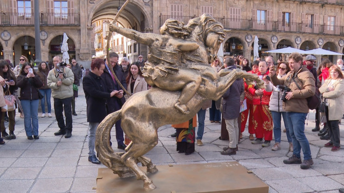 La escultura del artista chino Xu Hongfei, ubicada en la Plaza Mayor