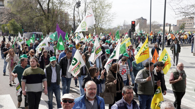 Las organizaciones profesionales agrarias de Castilla y León, Asaja, UCCL y la Alianza Upa-Coag, participan en una concentración y manifestación para denunciar la especulación creciente en el mercado del gasóleo agrícola y los fertilizantes. Rubén Cacho / ICAL.