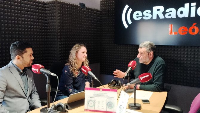 Cristian Sánchez y Marta Carbajo durante la entrevista en el programa Manos Arriba de EsRadio León 