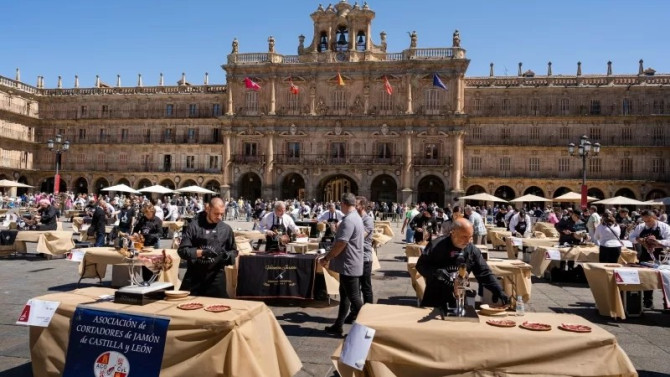 Cortadores de jamón en la Plaza Mayor de Salamanca en la última edición del foro