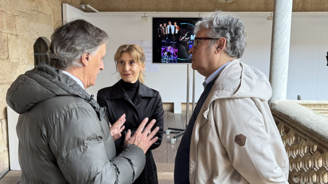 El Alcalde, Carlos García Carballo, junto a la Viceconsejera, Mar Sancho y Juan Manuel De Prada